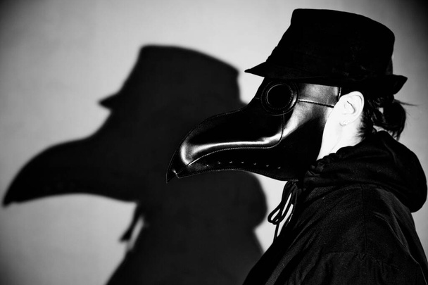Actress in the mask of the plague doctor. - Фото, зображення