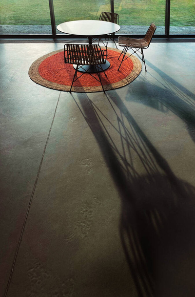 Okrągły stół i krzesła w centrum rekreacji - Zdjęcie, obraz