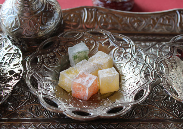 Традиционное красочное турецкое наслаждение на серебряной тарелке и на серебряном подносе
 - Фото, изображение