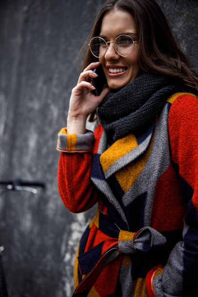 Beautiful stylish woman enjoying conversation on the phone - Foto, imagen