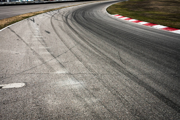 Autó verseny piros-fehér biztonsági határvonal - Fotó, kép