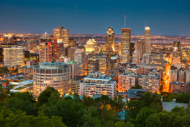 Кам "яна лінія міста в центрі міста вночі від гори Роял у Монреалі (Квебек, Канада). - Фото, зображення