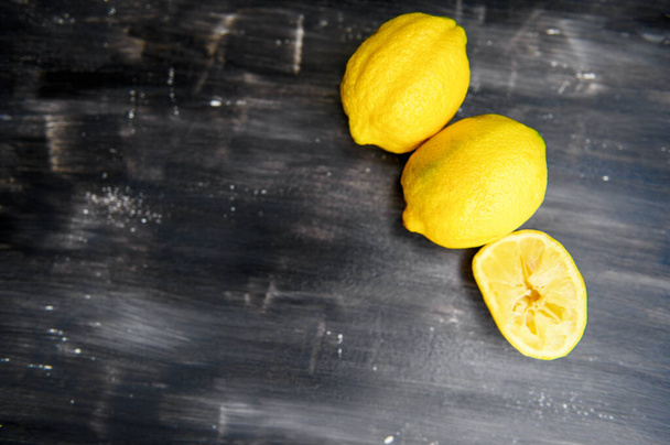 Szorított citrom egy sötét háttér. - Fotó, kép