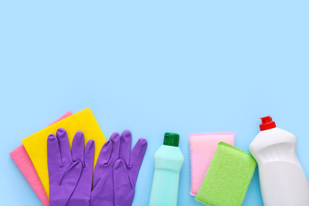Colored kitchen sponges on blue background. Kitchen cleaning set - Foto, Imagen