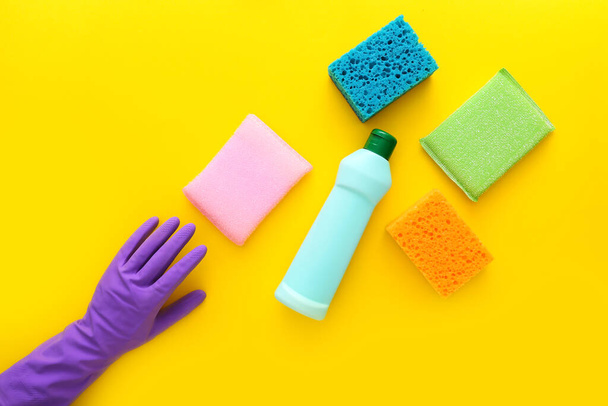 Buntes Reinigungsset für verschiedene Oberflächen in der Küche auf gelbem Hintergrund. Draufsicht, flache Lage - Foto, Bild