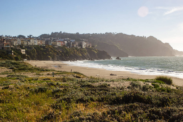 Szcenírozott kilátás tengerparti házak sziklák közelében Csendes-óceán San Francisco, kilátás Baker Beach - Fotó, kép
