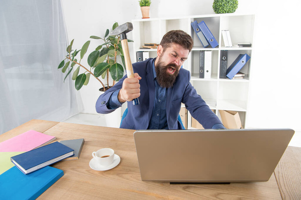 facial expression. Stress and Pressure at Workplace. Business man holding hammer. Frustrated office worker. Outdated software. fight for success. system fatal problem. office PC gets hanged up - Fotoğraf, Görsel