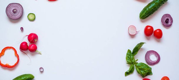 Кормовая рамка со свежими овощами на белом фоне
 - Фото, изображение