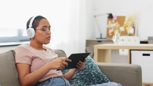 woman with tablet pc listening to music at home - Footage, Video