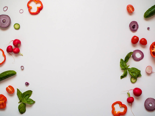 Essensrahmen mit frischem Gemüse auf weißem Hintergrund von oben Raum für Text - Foto, Bild