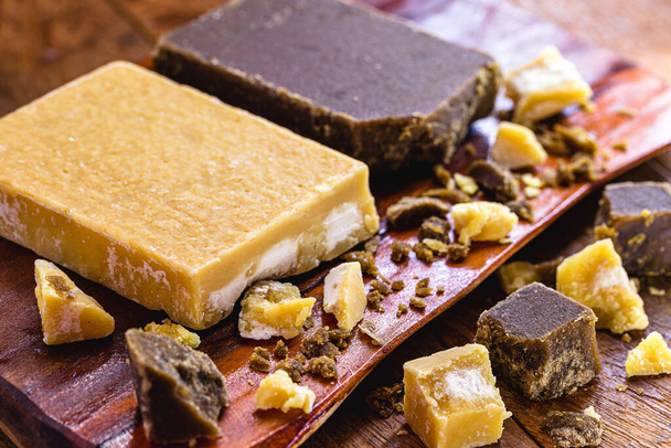 サトウキビのキャンディーが断片に分割され、様々な味。ブラジルのラパドゥラは、国の北東部から甘い. - 写真・画像