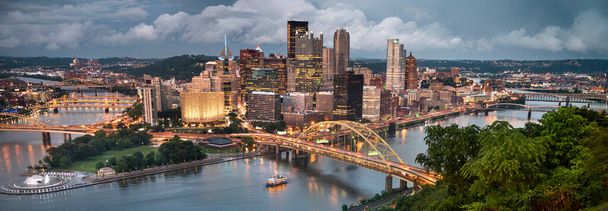 Pittsburgh város táj kilátás a Duquesne Incline át a Monongahela és Allegheny folyó - Fotó, kép