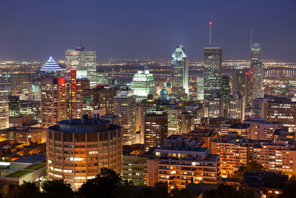 Ночной вид на центр города с горы Рояль в Монреале, Квебек, Канада
 - Фото, изображение