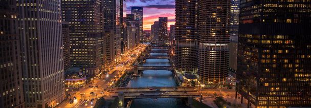 Edifici in centro città e skyline panoramico sul fiume Chicago Illinois USA
 - Foto, immagini