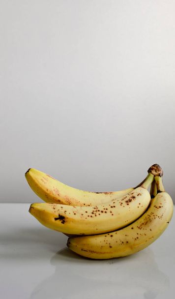 Widok odizolowanych bananów z białym tłem i przestrzenią do kopiowania - Zdjęcie, obraz