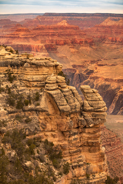 Touristen überblicken den Grand Canyon von der Touristenhaltestelle Mather Point am Südrand des Grand Canyon Nationalparks. - Foto, Bild