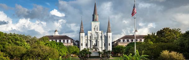 Історична панорама собору Сент-Луїса і статуя Ендрю Джексона через площу Джексона в Новому Орлеані Луїзіана США - Фото, зображення