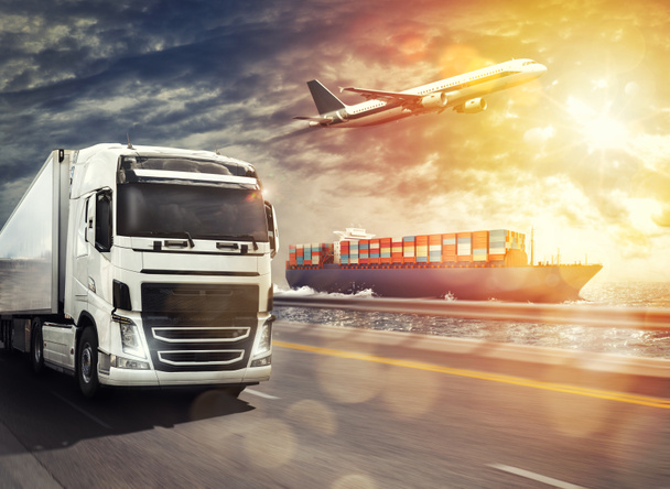 Expédition de marchandises par voie maritime, terrestre et aérienne avec cargo, camion et avion au coucher du soleil
 - Photo, image