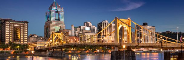 Vista sullo skyline della città sul fiume Allegheny e sul ponte Roberto Clemente nel centro di Pittsburgh Pennsylvania Stati Uniti
 - Foto, immagini