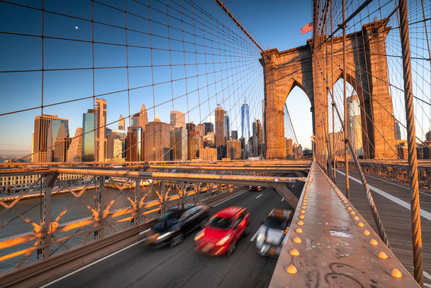 Движение транспорта через Бруклинский мост, соединяющий Манхэттен с Нью-Йорком через Ист-Ривер
 - Фото, изображение