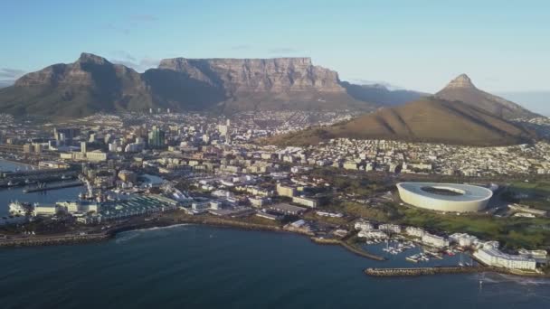 Повітряне повітря над Кейптауном, Південна Африка з Столовою горою. - Кадри, відео