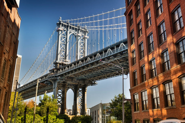 Manhattan Köprüsü, Brooklyn New York ABD 'nin DUMBO bölgesinden görüldü. - Fotoğraf, Görsel