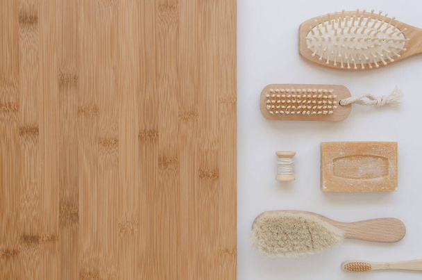 Set de madera para un baño sobre fondo blanco y madera. maqueta de vista superior con espacio para su banner
 - Foto, Imagen