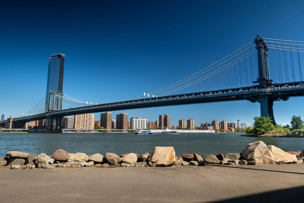 Манхеттенський міст, як видно з району DUMBO і Пеббл-Біч у Брукліні, Нью-Йорк - Фото, зображення