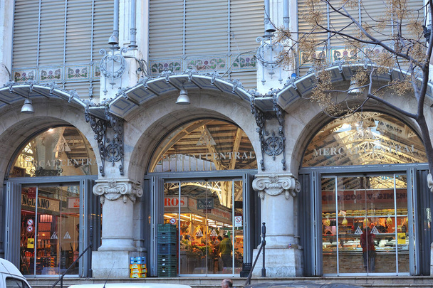 VALENCIA, HISZPANIA - 18 marca 2011: Główne drzwi Centralnego Rynku Walencji. Rynek sprzedaży świeżych produktów. - Zdjęcie, obraz