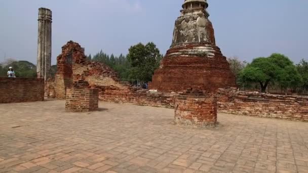 Stary Buddyjski rozciągacz Wat Mahathat, Sukhothai, Lista światowego dziedzictwa UNESCO, Tajlandia, Azja - 21 stycznia 2020 - Materiał filmowy, wideo