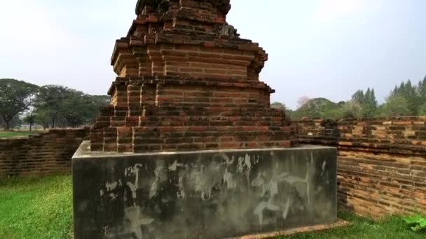 Старий буддійський храм Ват Махате, Сукхотай, об "єкт всесвітньої спадщини ЮНЕСКО, Таїланд, Азія - 21 січня 2020 року - Кадри, відео