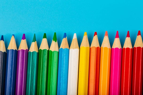 Close-up van set kleurrijke potloden op blauwe achtergrond met kopieerruimte - Foto, afbeelding