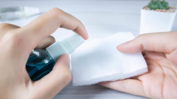 Ženské ruce pomocí ruční dezinfekční gel dávkovač na ochranu před drahokamy. - Fotografie, Obrázek
