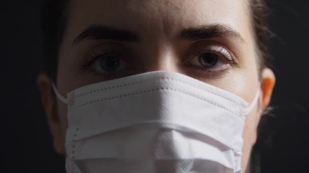 zblízka nemocné ženy v ochranné lékařské masce - Záběry, video