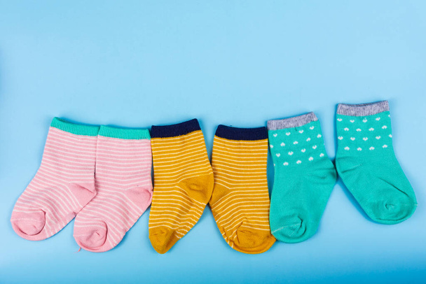 Aranyos gyermek zokni, a színes hátteret, lapos laikus - Fotó, kép