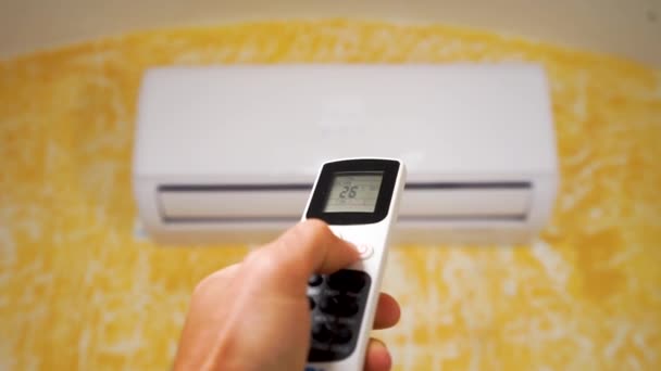 De airconditioner met afstandsbediening inschakelen, van dichtbij bekijken. - Video
