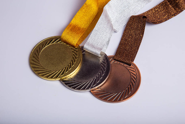 Gouden medaille, zilveren medaille en bronzen medaille concept voor het winnen of succes - Foto, afbeelding