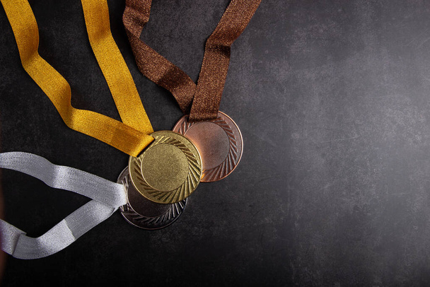 Χρυσό μετάλλιο, αργυρό μετάλλιο και χάλκινο μετάλλιο έννοια για τη νίκη ή την επιτυχία - Φωτογραφία, εικόνα