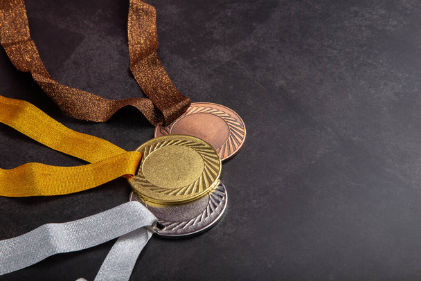 Золотая медаль, серебряная медаль и бронзовая медаль за победу или успех
 - Фото, изображение
