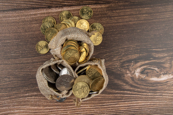 мешок с монетой Малайзии Ринггит на деревянном столе.- Сохранение концепции
 - Фото, изображение