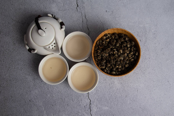 Imagen de naturaleza muerta de la cultura tradicional china de utensilios de ceremonia del té tradicional, taza de té china
 - Foto, Imagen