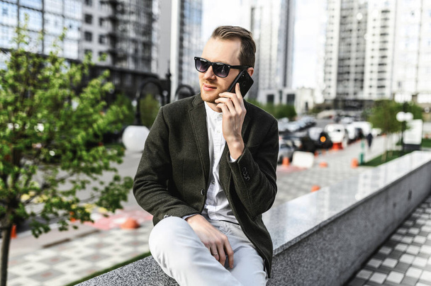 Guy in sunglasses in smart casual clothes - Foto, Imagem