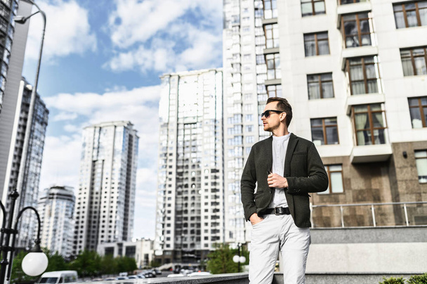Guy σε γυαλιά ηλίου σε smart casual ρούχα - Φωτογραφία, εικόνα