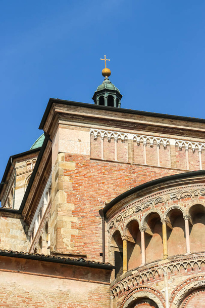 Parma, Italia - Circa septiembre 2018. Hermosa arquitectura de la Catedral de Parma (Cattedrale di Parma) en un día soleado
. - Foto, Imagen