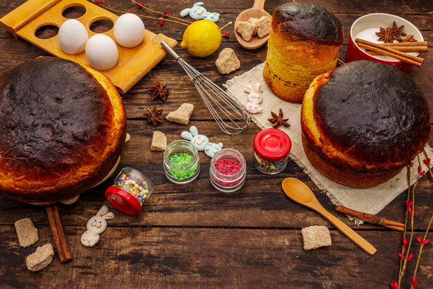 Decoración de pastel de Pascua. Azúcar helado, relleno, cuentas comestibles. Ingredientes naturales saludables, mesa de madera vintage
 - Foto, imagen