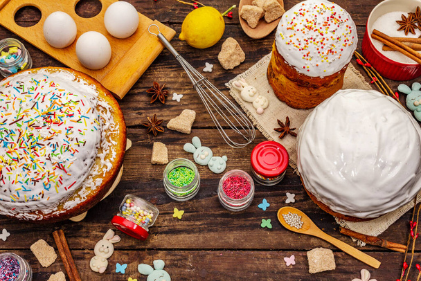 Decorazione torta di Pasqua. Zucchero freddo, guarnizione, perline commestibili. Ingredienti naturali sani, tavolo vintage in legno
 - Foto, immagini