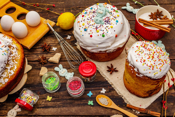 Decoración de pastel de Pascua. Azúcar helado, relleno, cuentas comestibles. Ingredientes naturales saludables, mesa de madera vintage
 - Foto, Imagen