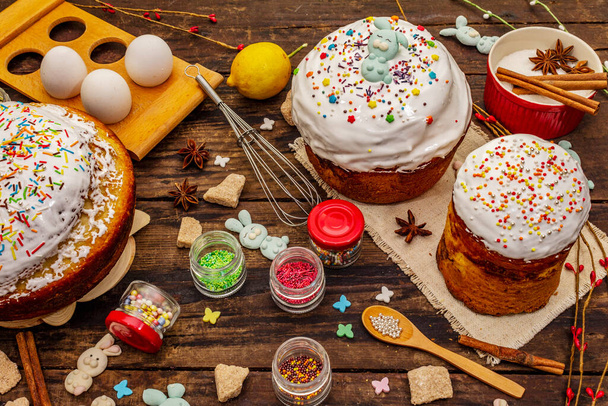 Decorazione torta di Pasqua. Zucchero freddo, guarnizione, perline commestibili. Ingredienti naturali sani, tavolo vintage in legno
 - Foto, immagini