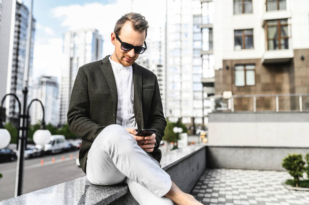 Guy in sunglasses in smart casual clothes - Foto, afbeelding