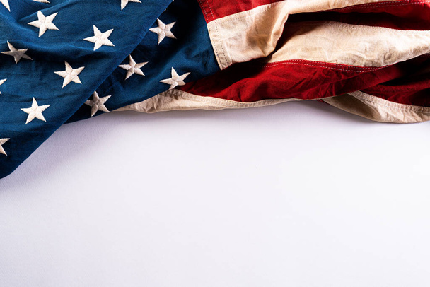 Χαρούμενη Ημέρα Μνήμης. Αμερικανικές σημαίες με το κείμενο REMember & Honor σε λευκό φόντο. 25 Μαΐου. - Φωτογραφία, εικόνα